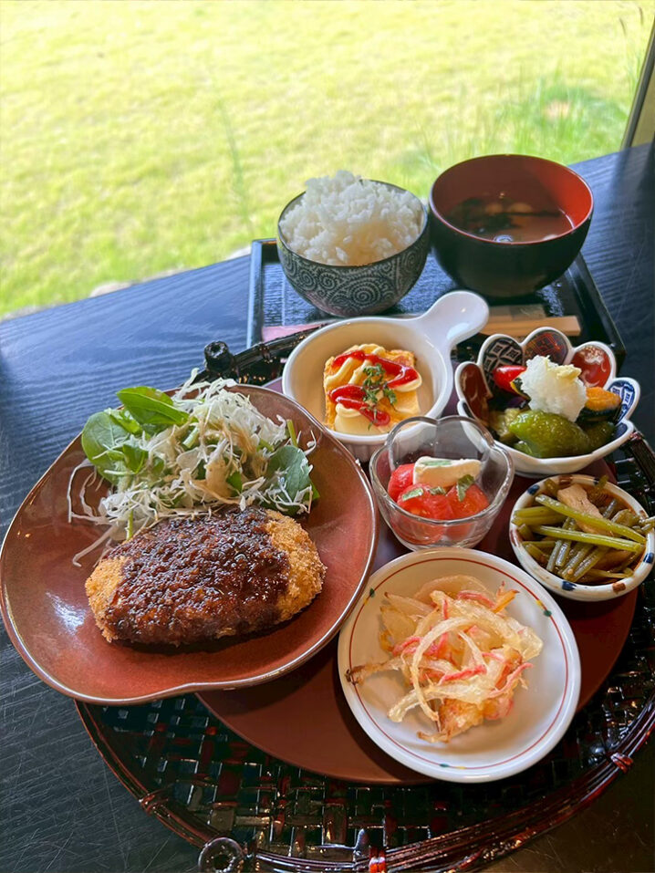 情緒あふれる囲炉裏にほっこり。古民家で味わうボリューム満点ランチ「cafe赤い花」 | フクブロ～福井のワクワク発見サイト～